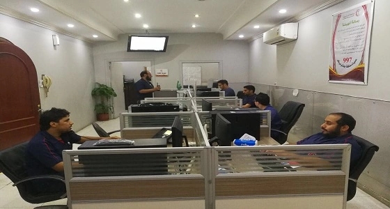 بالفيديو.. موريتاني يقذف وزير المالية بحذائه على طريقة منتظر الزايدي وبوش