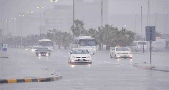 هطول أمطار رعدية مصحوبة برياح نشطة على مكة