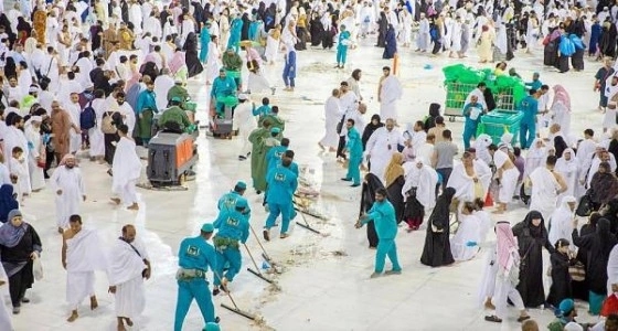 بدلا من نصف ساعة.. تنظيف صحن الطواف في 9 دقائق فقط
