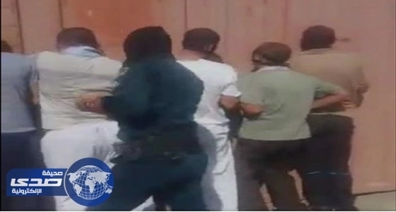 بالفيديو ..الأمن الإيراني يعذب أهوازيين ويجبرهم على " العواء " و " النباح "