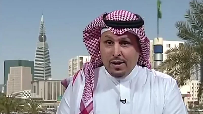 بالفيديو.. طالب يصل مدرسته على ظهر مدرعة عسكرية