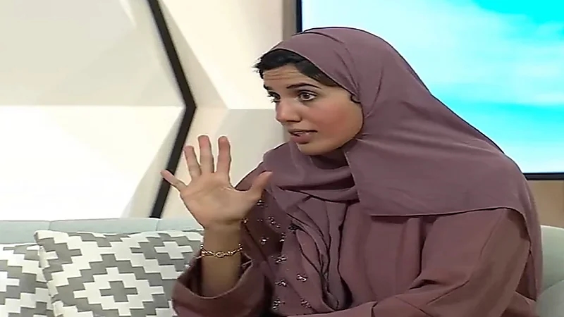 شاهد.. "رزان العجمي" أول سعودية تحصل على رخصة القفز المظلي