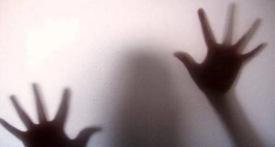 بالصور..الحماية الاجتماعية تتدخل لحماية فتاة احتجزها أهلها و لحموا أبواب المنزل