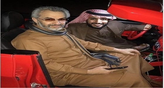 بالفيديو.. الوليد بن طلال برفقة " الربع " داخل سيارته الجديدة