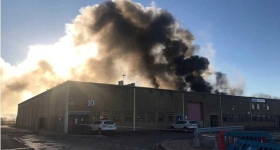 81 رجل إطفاء و12 سيارة يحاولون إخماد حريق بلندن