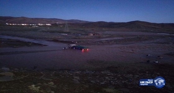 بالصور..سيول وادي الحفياء تقطع الطرق وتمنع الاهالي من الخروج