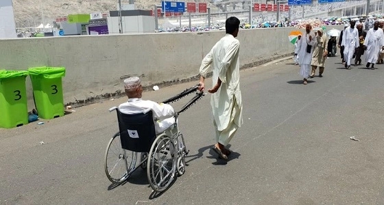 حاج باكستاني ينهي معاناة والده من مشقة الوصول إلى الجمرات
