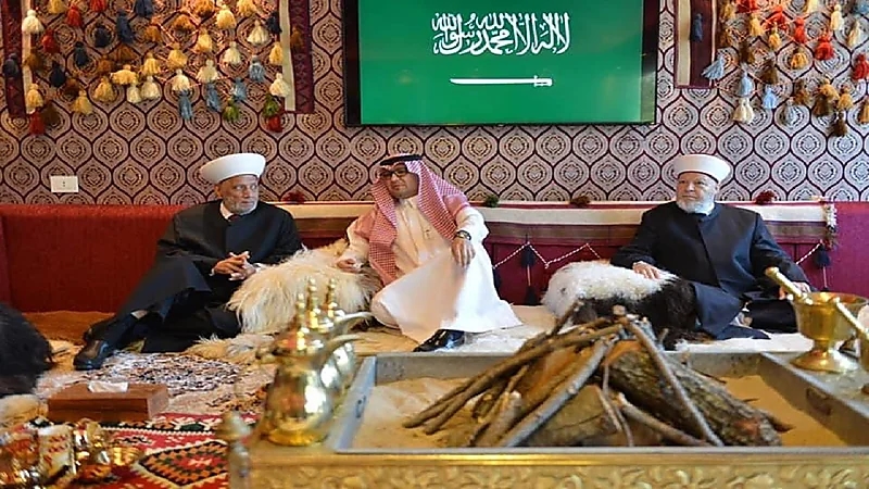 شاهد.. سفير خادم الحرمين بلبنان يستقبل وفد لبناني رفيع داخل خيمة وأجواء بدوية أصيلة