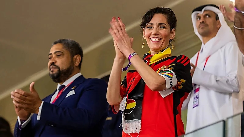 وزيرة خارجية بلجيكا تخالف القوانين وترتدي شارة المثليين في مونديال قطر