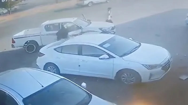مواطن ينقذ عائلة بعد تحرك سيارتهم المتوقفة بشكل مفاجئ تجاه الشارع في حفر الباطن "فيديو"