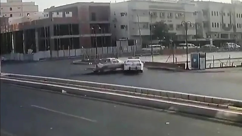 شاهد.. لحظة اصطدام قائد مركبة يسير عكس الاتجاه بسيارة "المرور"