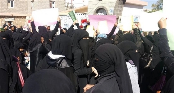 استمرارا لانتهاكاتها.. مليشيا الحوثي تقمع تظاهرة نسائية في صنعاء