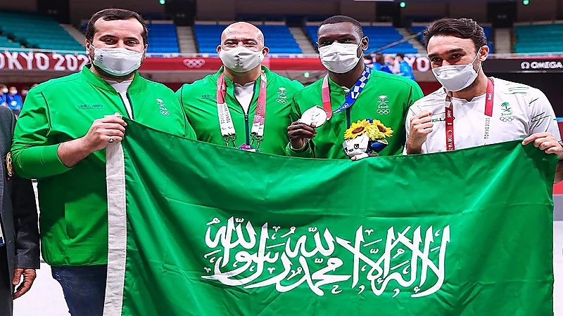 وزير الرياضة يكرم البطل الأولمبي طارق حامدي بجائزة الميدالية الذهبية
