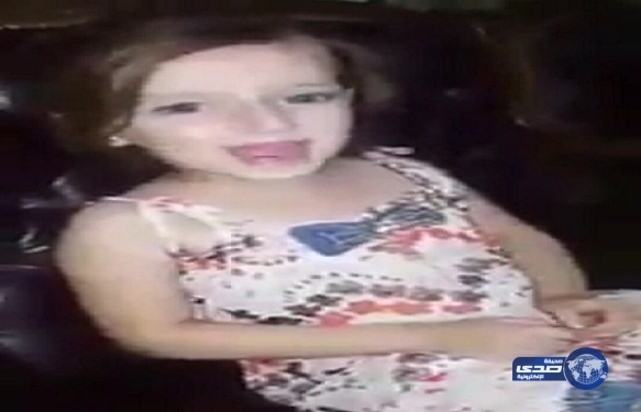 بالفيديو.. طفلة سورية تغني وتمرح مع والدتها قبل أن يفاجئهما قصف جوي بحلب