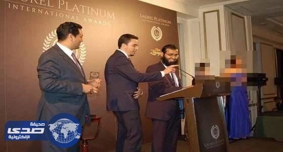 بالفيديو.. «الفوزان» يكشف مفاجأة عن فيديو تسلمه جائزة في حفل مختلط بإسبانيا