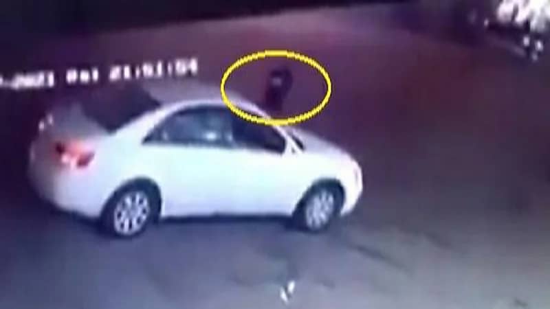 شاهد.. لص يسرق سيارة في وضع التشغيل بالرياض ويفر هاربا