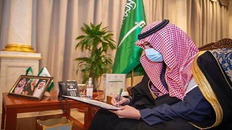 بالفيديو.. قاضي يحتضن شاب حكم عليه بالسجن مدى الحياة