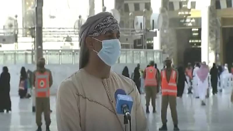 بالفيديو .. معتمر عراقي يوجه رسالة لأهل بغداد من أمام الحرم المكي