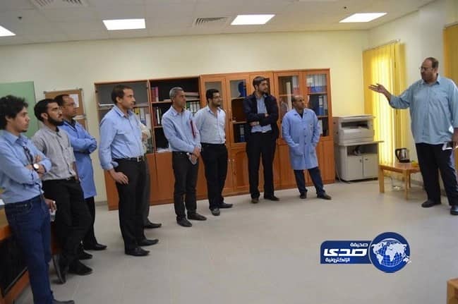 أمير الباحة يتسلم نسخة من مؤلفات وكيل إمارة المنطقة