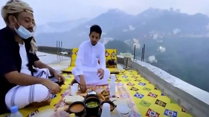 شاهد.. إفطار رمضاني على أسطح المنازل الواقعة في أحضان الطبيعة بفيفاء 