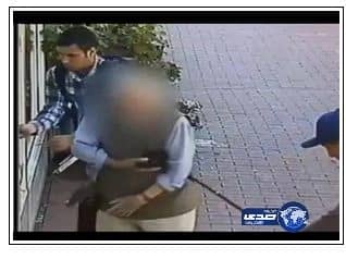 فتيات يتشاجرن بالمايوهات على شاطئ