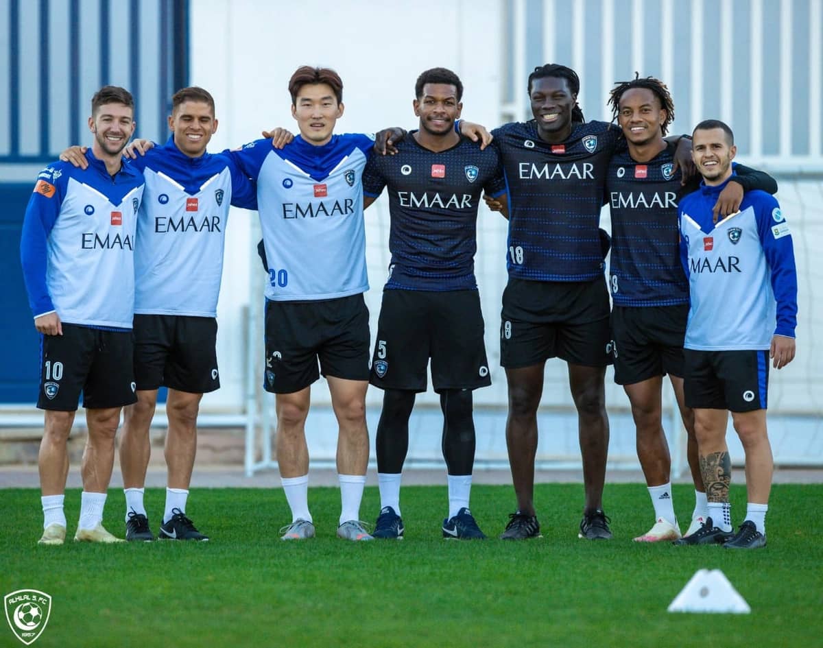 شاهد.. لحظة العثور على "عقاب ذهبي" بعد تعرضه لصعق كهربائي في الصحراء