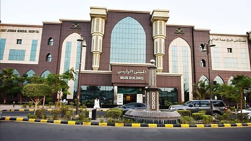 شاهد.. قائد مركبة يصطدم بأخرى متوقفة أمام أحد المنازل ويفر هاربا