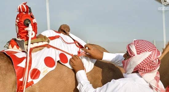 سمو نائب أمير الرياض يطمئن على المتضررين من سقوط شظايا الصاروخ الباليستي