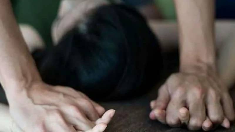 4 ذئاب بشرية تغتصب امرأة أمام زوجها خلال نزهة برية 