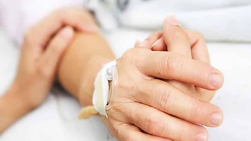 امرأة تكتشف إصابتها بالسرطان بعد شعورها بأعراض الحمل