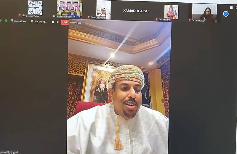 وسيم يوسف يشارك صورة لـ"إسماعيل هنية" داخل سيارة فارهة في الدوحة 