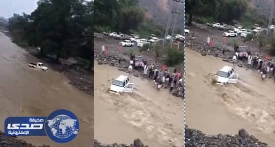 بالفيديو.. السيول تجرف مركبتين في تهامة قحطان