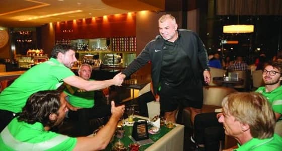 "كوزمين" يزور تدريبات الأخضر بالإمارات