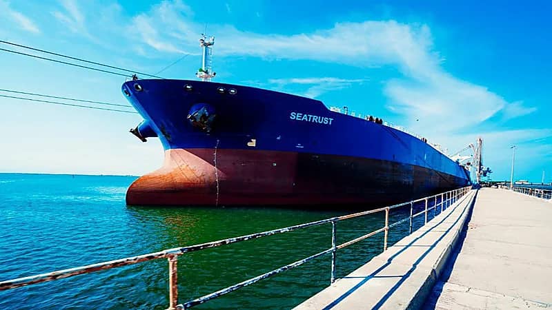 بالصور.. وصول أولى دفعات منحة المشتقات النفطية السعودية إلى ميناء عدن