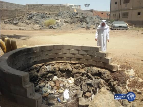 بالصورة .. بئر الأسواف التي أدلى بها رسول الله قدميه تحولت لمكب نفايات