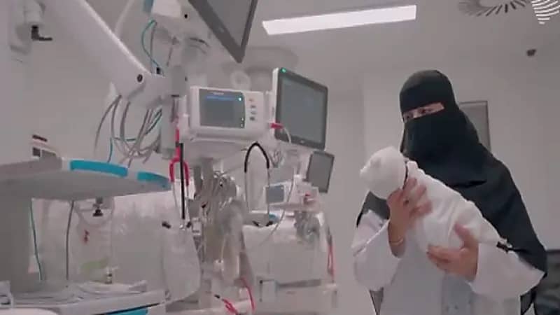 بالفيديو .. قصة قابلة تروي أبرز لحظات عاشتها في غرفة الولادة