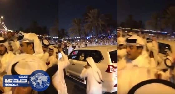 بالفيديو.. تميم يزجر شاباً مد يده للسلام وينهره بـ " ارجع وراء "