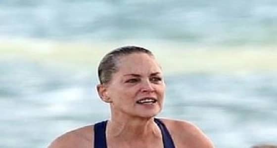 بالصور.. شارون ستون تثير إعجاب المتابعين بالمايوه الأزرق