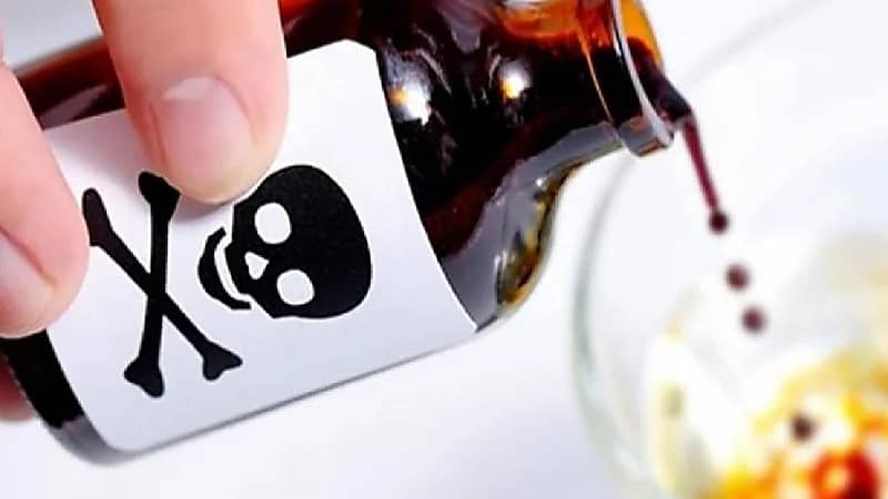 عاملة تدس السم لمديرها في فنجان القهوة خشية من الفضيحة