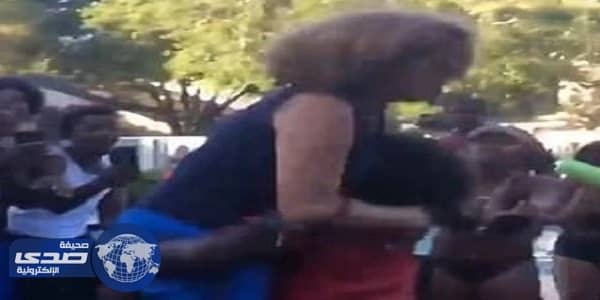 شباب يلقون مُسنه بحمام سباحة .. والسبب غريب!