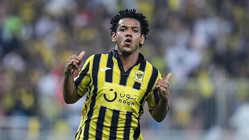 الاتحاد يسلم رومارينيو مقدم العقد الجديد