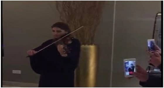 بالفيديو.. عازفة كمان تستقبل الزبائن بأحد كافيهات الرياض