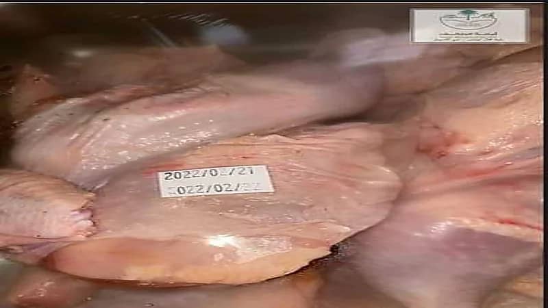 ضبط كميات من لحوم الدواجن مجهولة المصدر في الطائف "صور"