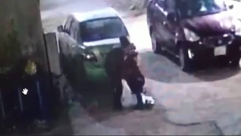 شاهد.. هجوم شخصين على أحد الأفراد بطريقة وحشية لسرقته