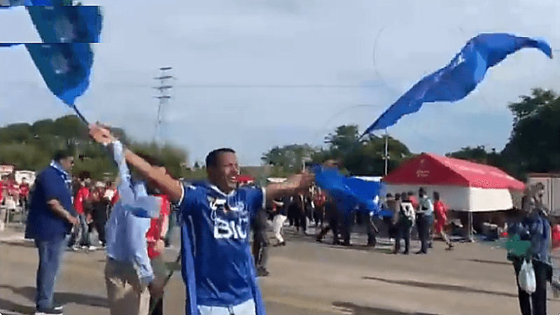 شاهد.. أهازيج هلالية وأجواء حماسية في محيط ملعب سايتاما