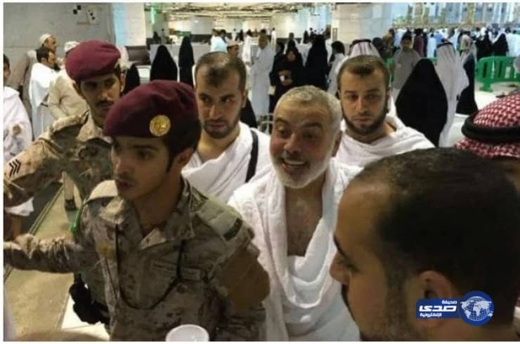 بالصور.. هنية يتفاجأ بوزير الخارجية القطري السابق في الصفا والمروة