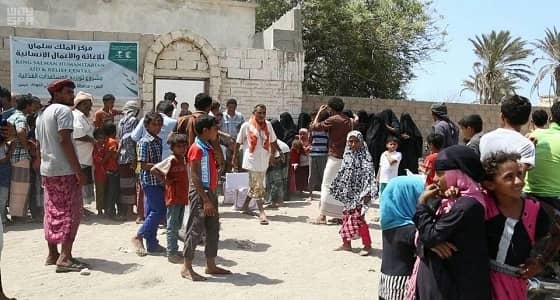 بالصور.. " سلمان للإغاثة " يوزع سلالا غذائية في حارة الجامع بمحافظة الحديدة