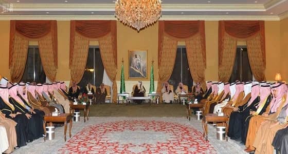 بالصور.. أمير تبوك يلتقي أهالي المنطقة في لقائه الأسبوعي