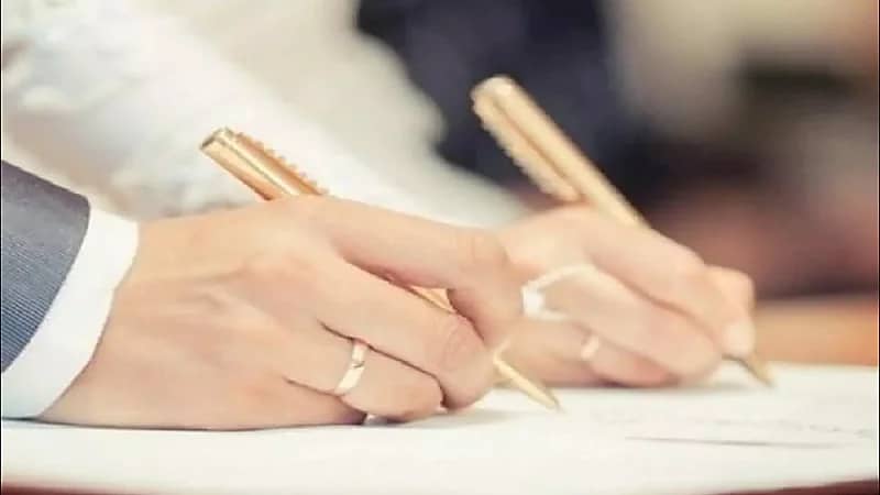 بينها تناول البيتزا مرة في الشهر..عروسان يتعهدان بشروط غريبة