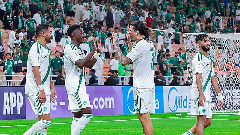 الفيفا يسلط الضوء على قمة الأهلي وبيراميدز